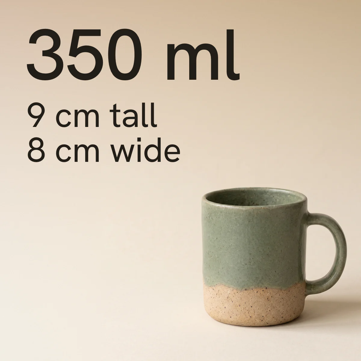 Dydžio nuotrauka: žalias puodelis šviesiame smėlio spalvos fone, viršuje kairėje angliški užrašai „350 ml“, „9 cm tall“ ir „8 cm wide“
