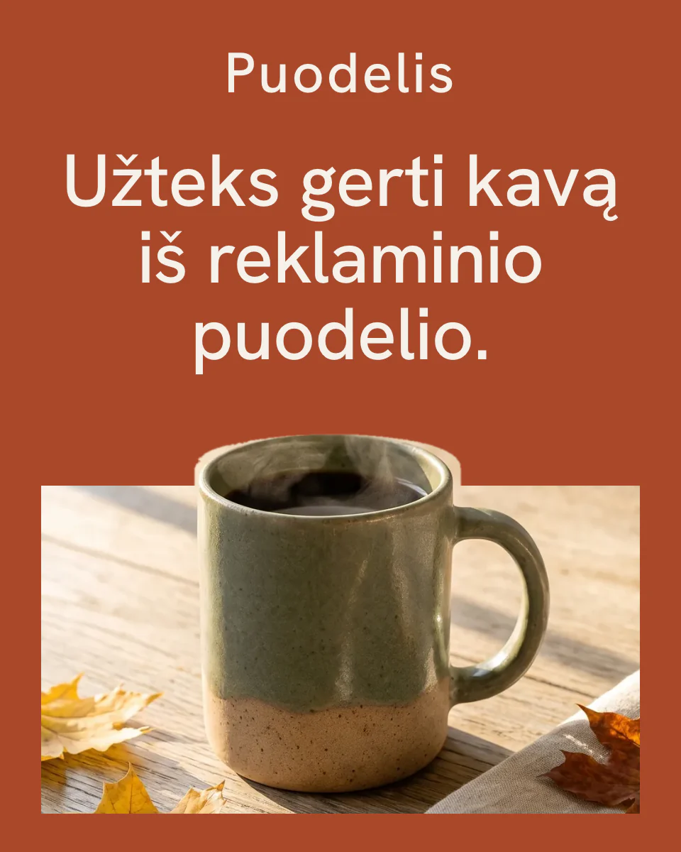 C variantas: terakotos spalvos fone viršuje parduotuvės vardas „Puodelis“ ir didelė antraštė „Užteks gerti kavą iš reklaminio puodelio.“, apačioje nuotrauka: žalias puodelis su kava ant medinio stalo tarp rudens lapų, išsikišęs už nuotraukos krašto
